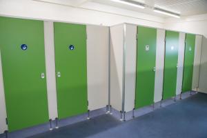 a row of green lockers in a locker room at Pipowagen Eldikse Blauwe in Lienden