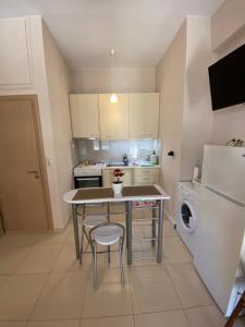 A kitchen or kitchenette at BLUE PHAISTOS APARTMENTS No1