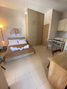A bed or beds in a room at BLUE PHAISTOS APARTMENTS No1