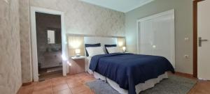 Un dormitorio con una cama grande con una manta azul. en Apartamento A Guarda, en A Guarda