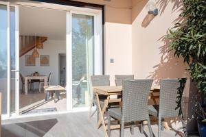 jadalnia z drewnianym stołem i krzesłami w obiekcie Duplex Mandelieu by Halldis w mieście Mandelieu-la-Napoule +18 zdjęć