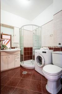 A bathroom at Beautiful apartment with AC
