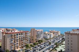 widok miasta z lotu ptaka z zaparkowanymi samochodami w obiekcie Seaviews A61 w mieście Torrox Costa