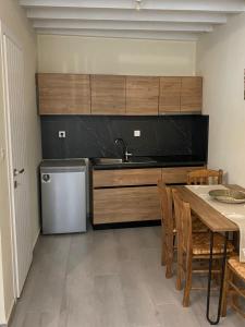 A kitchen or kitchenette at Aleminas Rooms