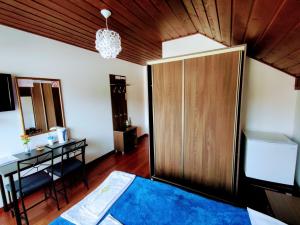 Giường trong phòng chung tại Rezydencja Wiślane Zacisze