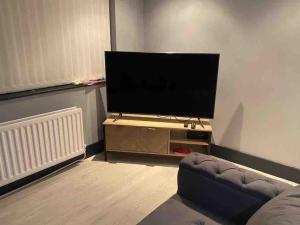 ein Wohnzimmer mit einem Flachbild-TV und einem Sofa in der Unterkunft NEW 3-Bedroom Newcastle House in Lemington