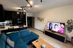 TV at/o entertainment center sa Lake apartment, 2x free garage, 10 mins to centre