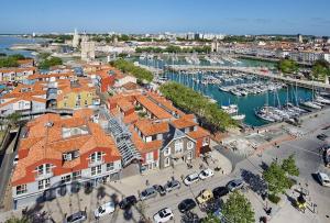 una vista aérea de un puerto con barcos en TERRA Studio cosy et calme proche du centre avec parking TV Netflix et Wifi, en La Rochelle