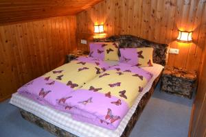 a bedroom with a bed with birds on it at Appartementhaus Anny in Vent