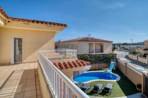 un balcone di una casa con piscina di Vela, casa con piscina privada a pocos metros de la playa a L'Escala