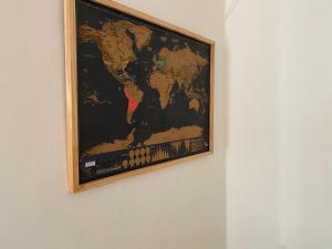 Un mapa del mundo colgando de una pared en Technologic Apart en San Miguel de Tucumán