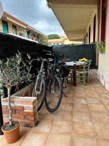 a bike parked on a patio next to a table at Casa del Sol in Torre Forte