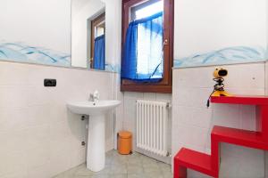 W łazience znajduje się umywalka i lustro. w obiekcie Casa Leonardo w mieście Dorio