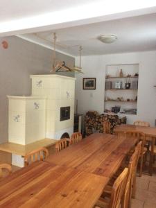 約瑟夫杜爾的住宿－Chata Čert，用餐室配有大型木桌和椅子