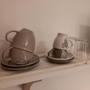 uma mesa com um bule de chá e chávenas sobre ele em Montevecchi13 em Imola