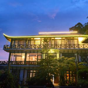 un grande edificio con molte finestre di Chez Allen a Nuwara Eliya