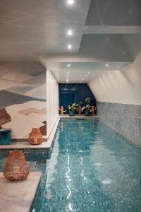 a swimming pool in a hotel room with a swimming pool at Hotel Parister & Spa in Paris