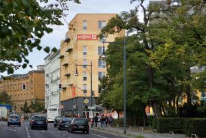Una calle con coches conduciendo por una calle de la ciudad en MEININGER Hotel Berlin Alexanderplatz, en Berlín