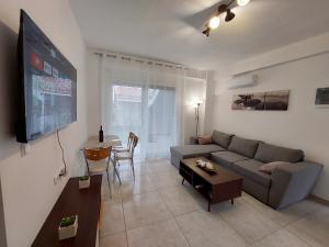 uma sala de estar com um sofá e uma mesa em Ofrynio Luxury Apartments & Pool em Ofrínion