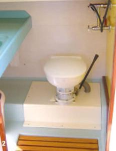 Elle comprend une petite salle de bains pourvue de toilettes. dans l'établissement Pénichette Lady Sarah, à Hennebont