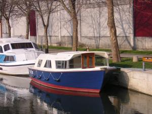 un barco azul y blanco está atracado en el agua en Pénichette Lady Sarah, en Hennebont