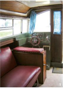 un vagón de tren con asiento rojo y volante en Pénichette Lady Sarah, en Hennebont