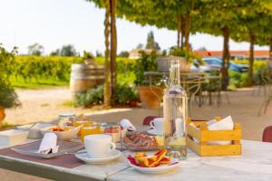 een tafel met eten en een fles erop bij Dimora Buglioni Wine Relais in San Pietro in Cariano