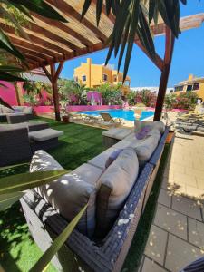 una hamaca bajo una pérgola junto a una piscina en Vila Graciosa - Tranquility Oasis, en Lagos