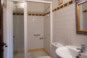 的住宿－Casa A Curiscada，带淋浴、卫生间和盥洗盆的浴室