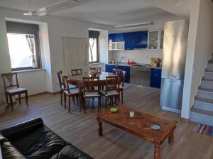 a living room with a table and chairs and a kitchen at Casa Cruz 