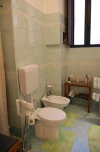 サレルノにあるCasa di Nicolaのバスルーム(トイレ、洗面台付)