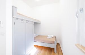 ガリポリにあるFaraoni Holiday Homeの白い部屋の小さなベッドルーム1室(ベッド1台付)