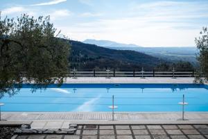 una piscina con montañas en el fondo en Agriturismo La Cerra, en Tívoli