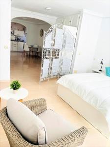 1 dormitorio con 1 cama, 1 silla y 1 mesa en Precioso y amplio estudio en Puerto de La Cruz, en Puerto de la Cruz