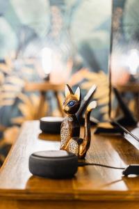 a figurine of a cat sitting on a table at Ti case a moin - Joli T2 en bord de mer in Saint-Pierre