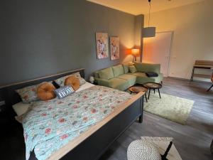 a bedroom with a bed and a couch at ElisaBett Erfurt - Eine Wohnung bis 6 Personen - 4 Schlafzimmer und 2 Bäder in Erfurt