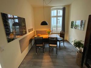 En sittgrupp på ElisaBett Erfurt - Eine Wohnung bis 6 Personen - 4 Schlafzimmer und 2 Bäder