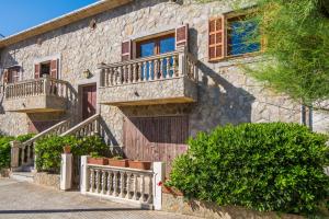 une maison en pierre avec des escaliers et un balcon. dans l'établissement 50m from the beach with a gym, Son Serra de Marina, Mallorca, à Son Serra de Marina