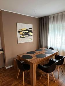 a wooden table in a room with chairs around it at Charmante Ferienwohnung Limburg in Limburg an der Lahn