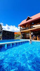 uma pessoa na água numa piscina em Hospedajes & Cabañas Tunki Lodge em Oxapampa