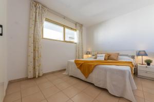 1 dormitorio con cama y ventana en Acacias Vista Mar Arysal en Salou
