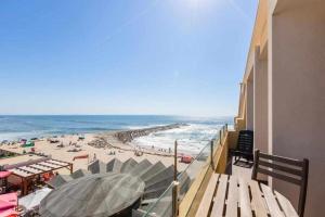 CortegaçaにあるVista Mare Beach Apartments by Destiny Housesのビーチと海の景色を望むバルコニー