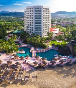 eine Luftansicht eines Resorts mit Pool und Gebäude in der Unterkunft Sunscape Dorado Pacifico Ixtapa Resort & Spa- All Inclusive in Ixtapa