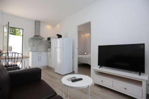 TV a/nebo společenská místnost v ubytování APARTAMENTOS LA MAR SALÁ piscina compartida