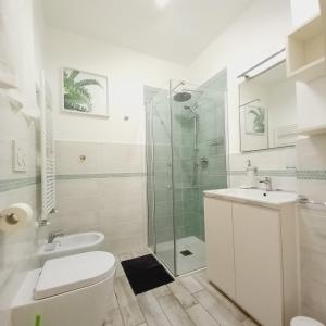 uma casa de banho com um chuveiro, um WC e um lavatório. em Montevecchi13 em Imola