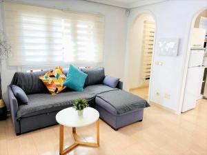 sala de estar con sofá y mesa en Precioso y amplio estudio en Puerto de La Cruz, en Puerto de la Cruz