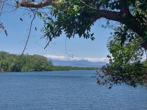 vistas a un lago con montañas a lo lejos en Beached Bungalow OVER the Pacific Ocean, en El Quije