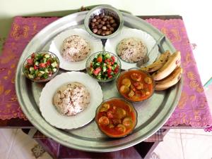 une assiette de denrées alimentaires de types différents dans l'établissement Large and cheerful home with 2 floors, à Fayoum