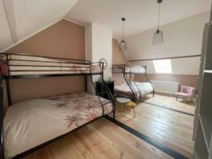 sypialnia z 2 łóżkami piętrowymi i salonem w obiekcie Gîte chaleureux de Célouja w mieście Marquise