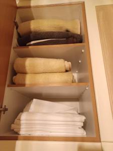 een kast met handdoeken en opvouwbare handdoeken bij RafaelHouse in Chania